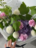 Букет из гортензии, хризантемы, диантусов, дельфиниума и малины