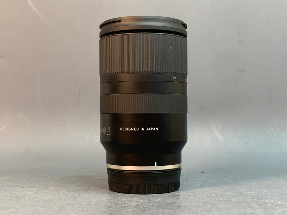 Tamron 28-75mm 2.8 Di III RXD Sony E царапка на передней линзе