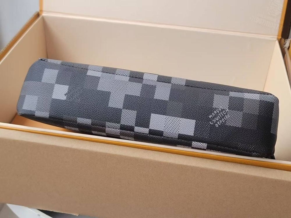Клатч Louis Vuitton Voyage
