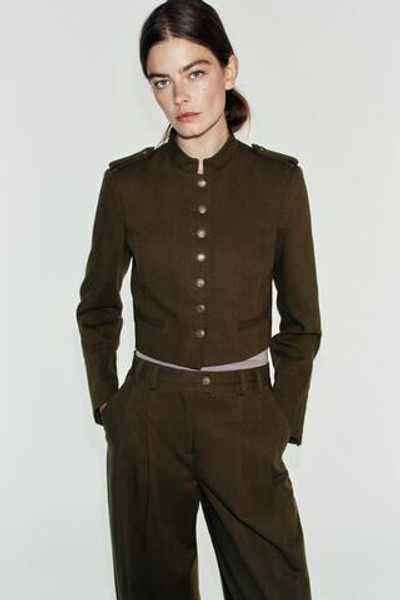 КОРОТКИЙ БЛЕЙЗЕР С ПОДПЛЕЧНИКАМИ — ZARA