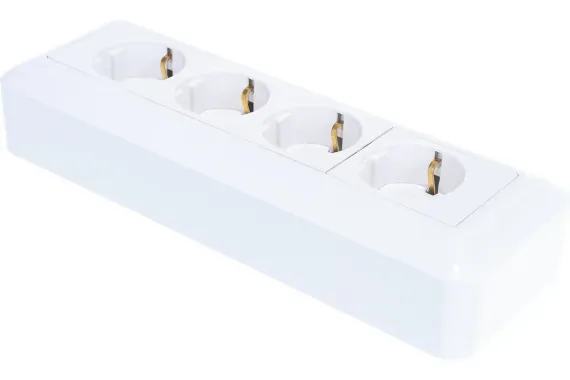 Розетка Systeme Electric Прима с заземлением 4-постовая накладная монтажная белая 01987