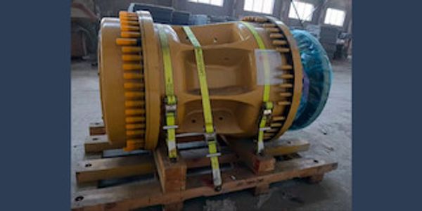 Бортовой редуктор и блок тормоза карьерного самосвала 785D Caterpillar для горнодобывающей промышленности.