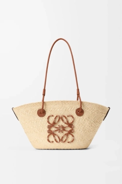 Loewe Маленькая плетеная сумка Anagram из пальмового волокна и телячьей кожи, натуральный/коричневый