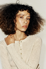 ФУТБОЛКА С ПЛАМКОЙ НА ПУГОВИЦАХ — ZARA