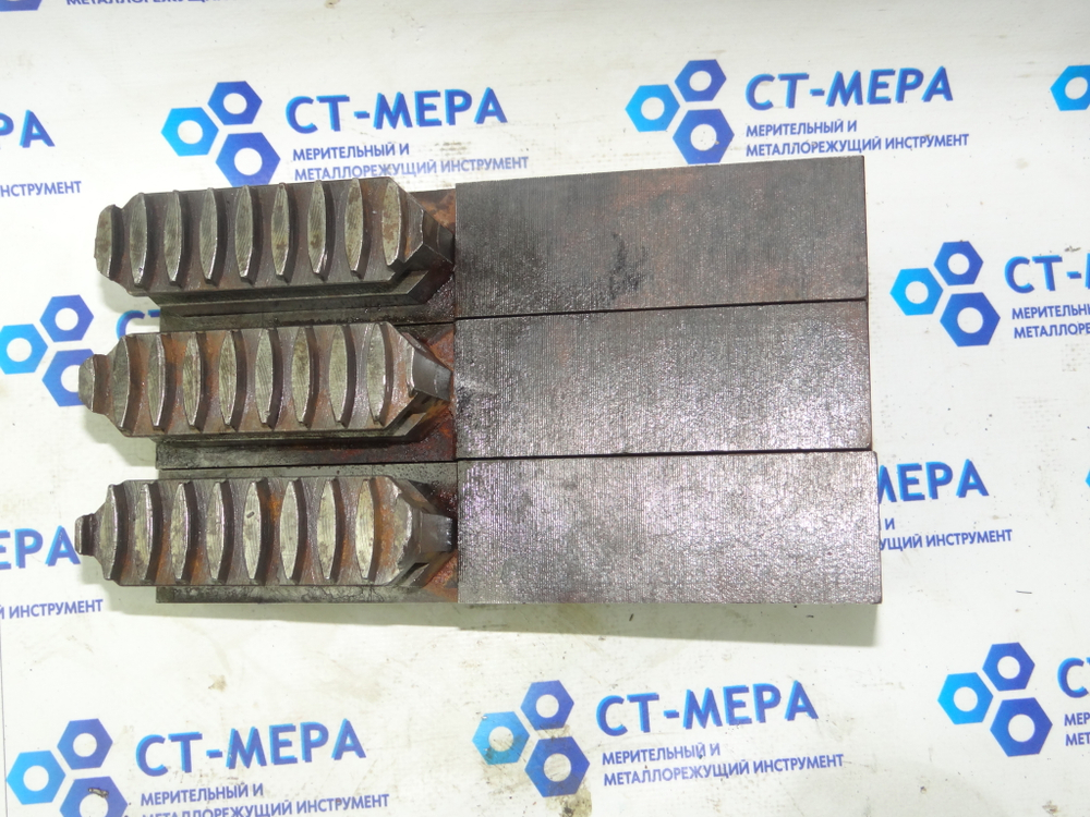 Комплект из трех сборных кулачков для токарного патрона (предположительно 250–400 мм)