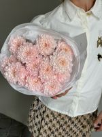 Авторский букет из персиковой хризантемы