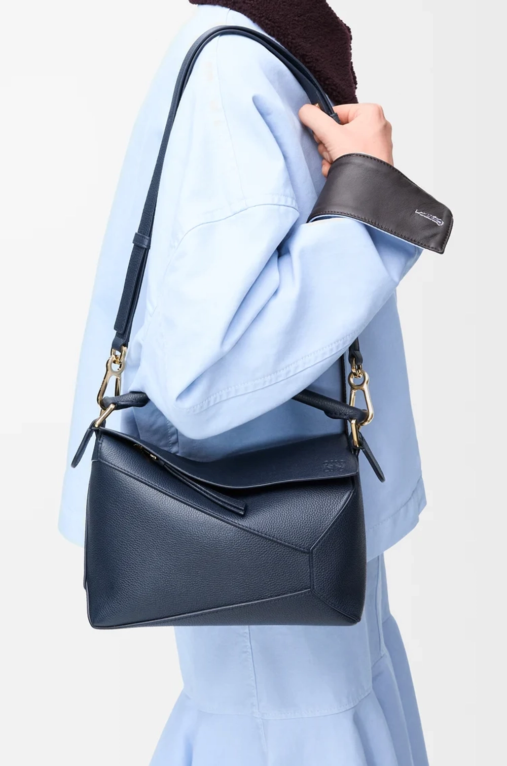 Loewe Маленькая сумка Puzzle Edge из мягкой зернистой телячьей кожи, темно-синий