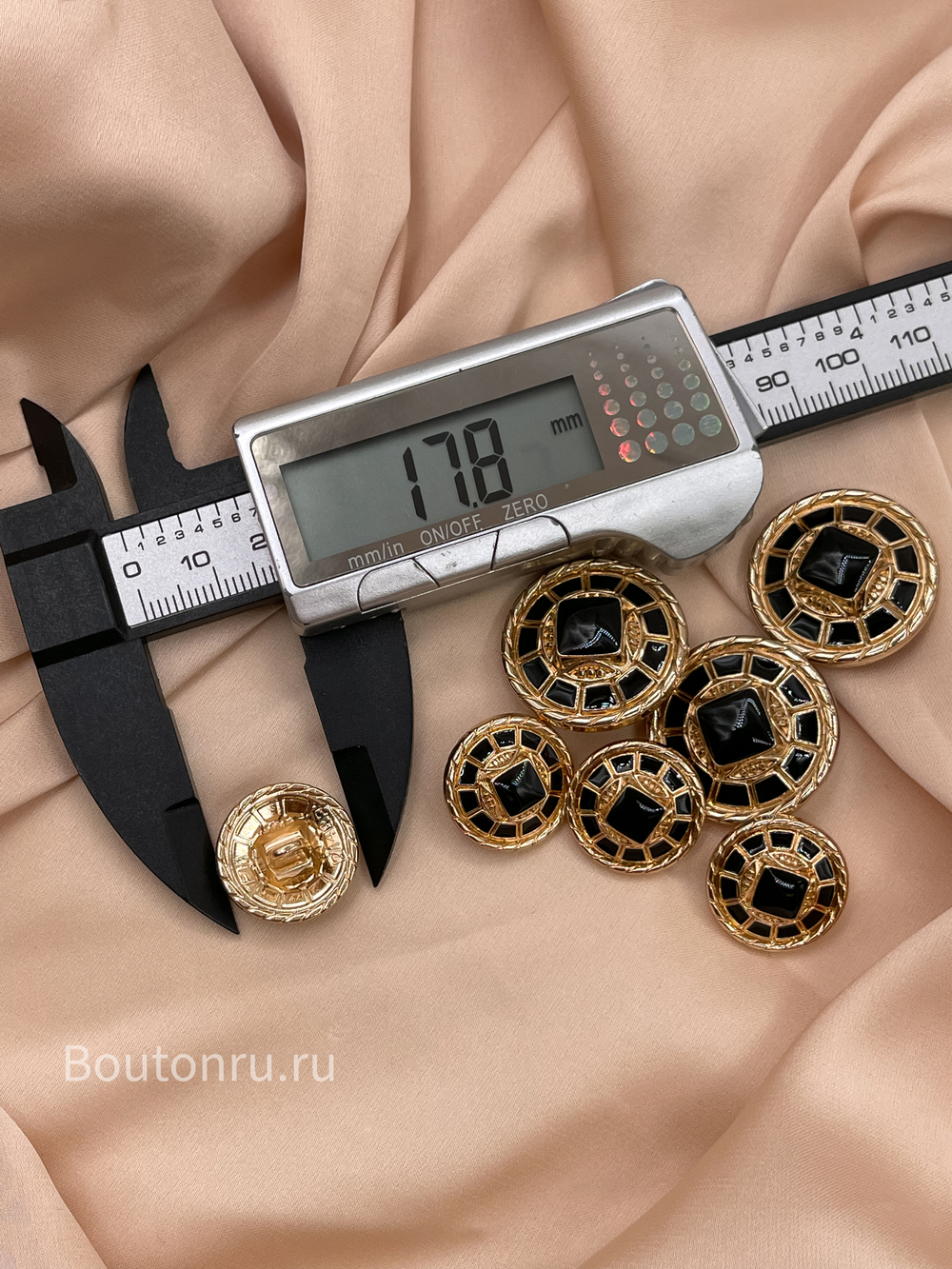 Пуговицы золотые с черной эмалью с ажурным краем