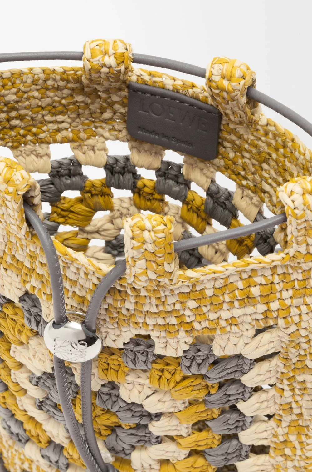 Loewe Сумка-мешок Patch Crochet на шнурке из телячьей кожи и рафии, горчичный