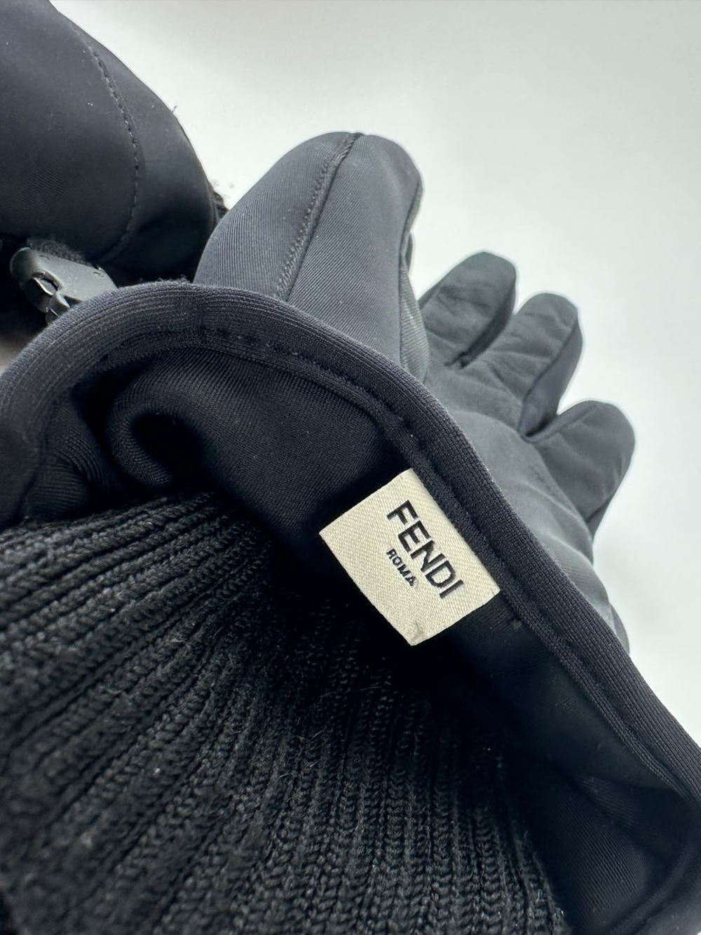 Перчатки Fendi