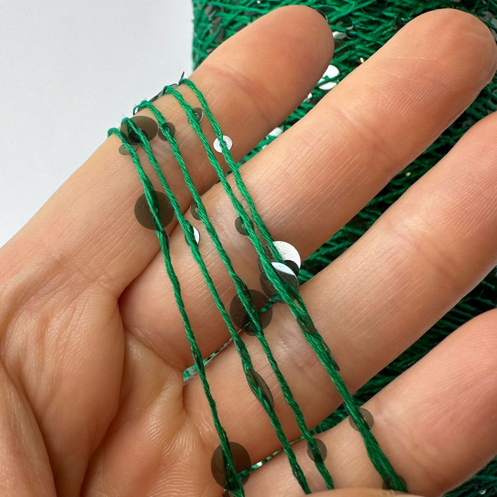 Lustrosa крупные 6 mm и мелкие 3 mm пайетки на хлопке, днина нити: около 200м/100гр, цвет: ярко-зеленая нить, прозрачные темно-зеленые пайетки. Только готовые отмотанные маленькие бобинки, в т.ч. 80, 104, 146гр MP
