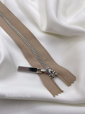 Молния бежевая серебро