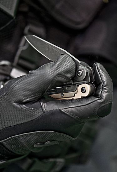 Мультитул-инструмент Leatherman Мод. MUT BLACK (16 инструментов)(12,7см)(317г.)(чехол: нейлон MOLLE-BLACK)