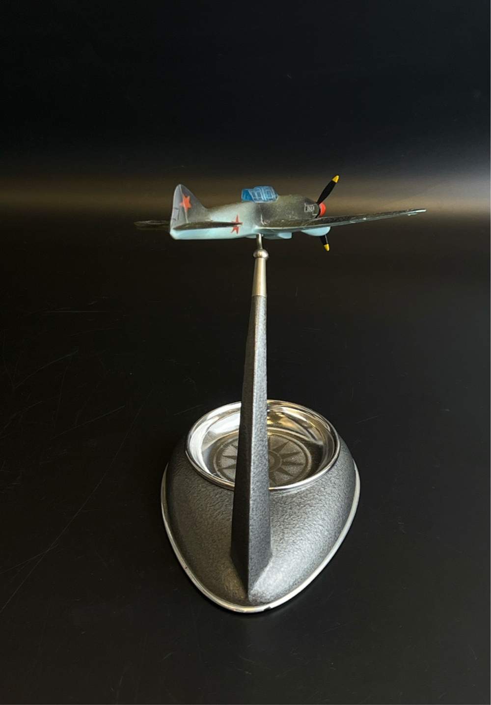 Пепельница с моделью самолета "Ил-2", металл, пластик, СССР, 1970-1980 гг.