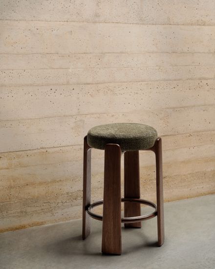 Барный табурет Granite из зеленой синели и массива ясеня с отделкой под орех