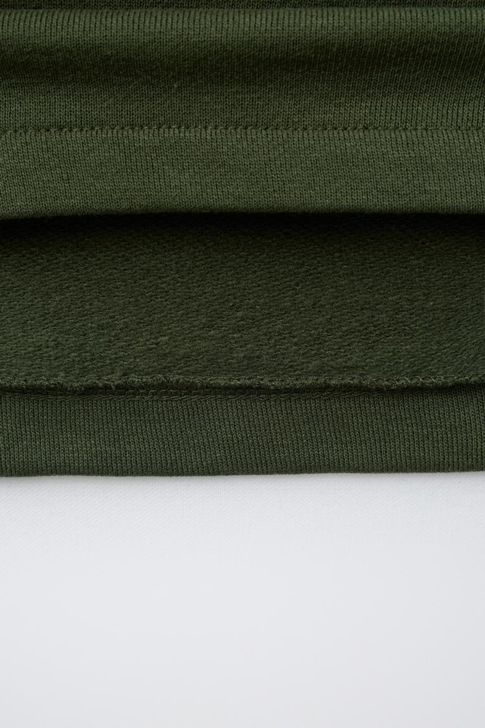 ZARA ТОЛСТОВКА В СТИЛЕ ПРЕППИ С ДВОЙНЫМИ РУКАВАМИ И НОМЕРОМ, ЗЕЛЕНЫЙ/ЭКРЮ