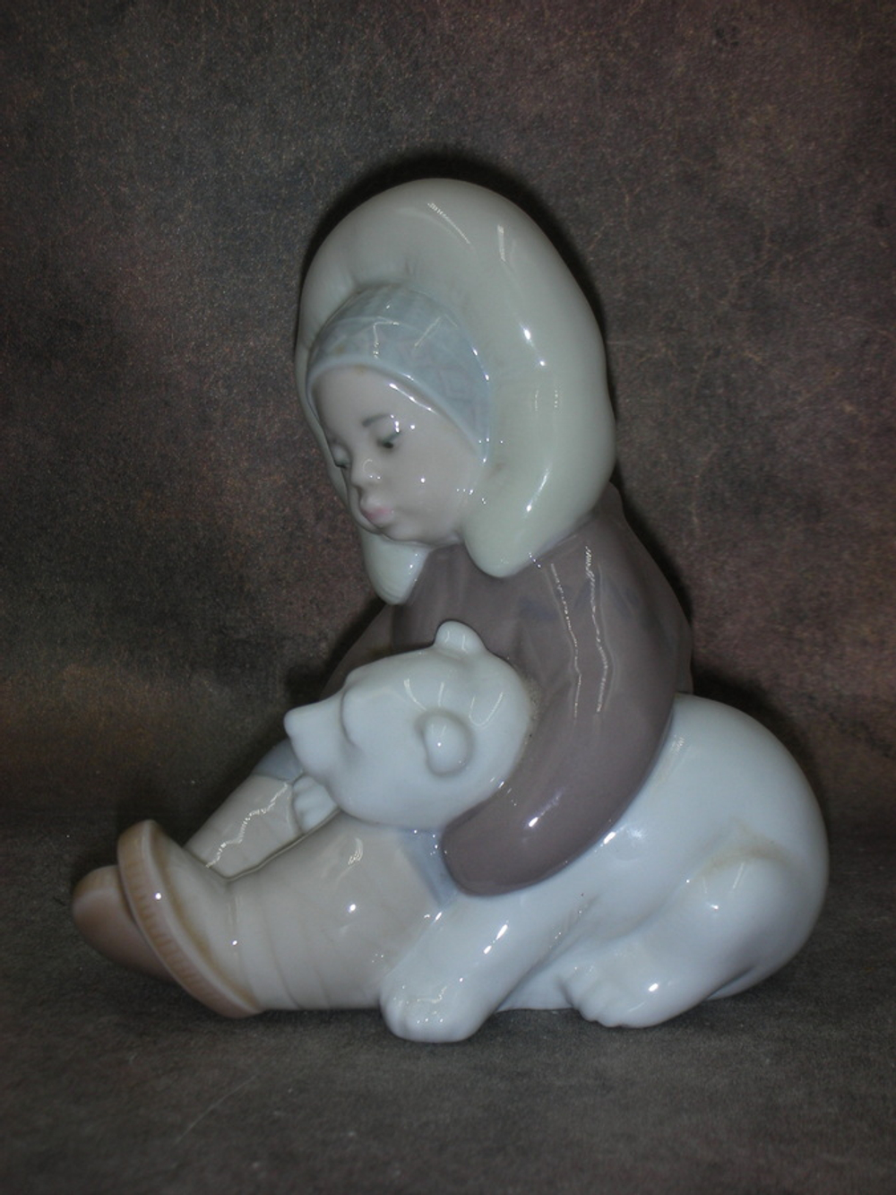 Статуэтка. Фарфор. Мальчик эскимос с медвежонком. Lladro. Испания