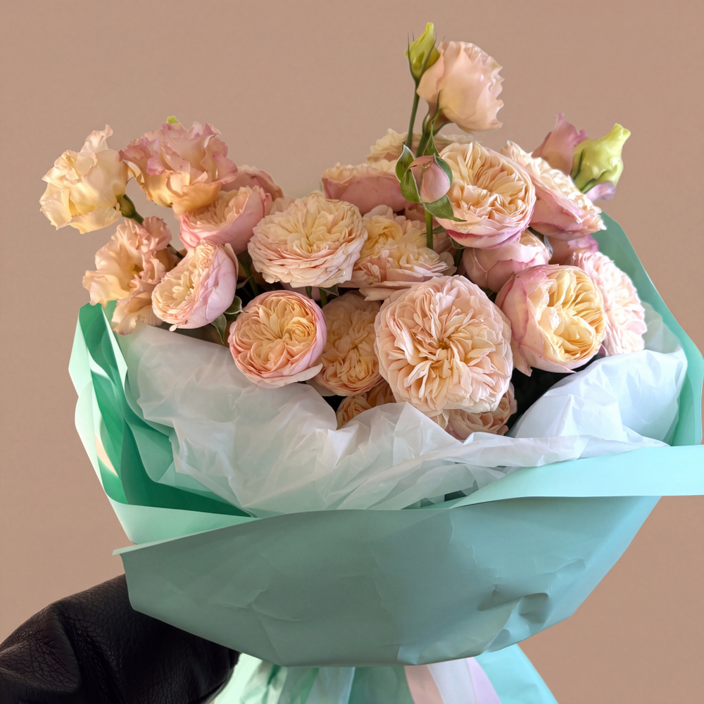 Tiffany Blush S: компактный букет с пионовидными розами Royal Blush