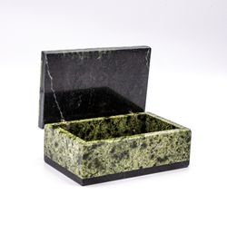 Шкатулка из уральского змеевика
