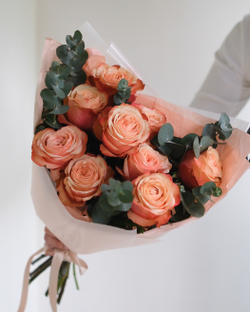 Моно из 9 пионовидных роз Кахала с веточками эвкалипта