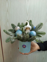 Новогодняя композиция на губке в шляпной коробке из нобилиса с игрушками