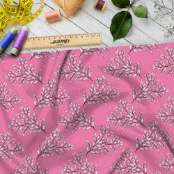 Ткань шифон эскизы белых листьев на розовом фоне