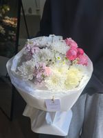 Букет из кустовой пионовидной розы, хризантемы, маттиолы и ромашки