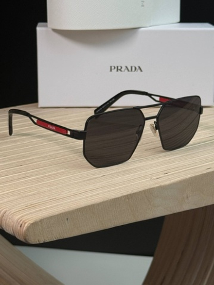 Солнцезащитные очки Prada