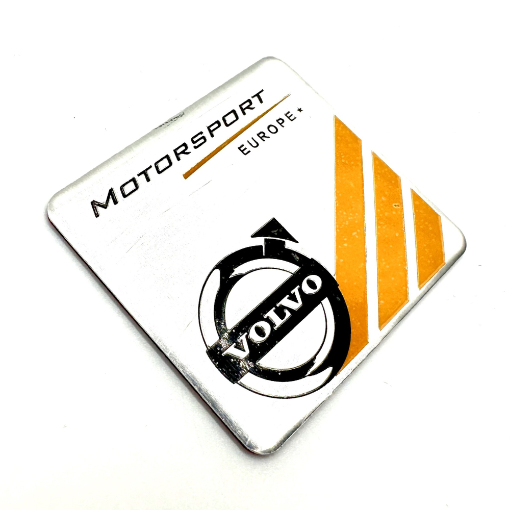 Наклейка Volvo Motorsport Europe объемная полиуретановая (шильдик Вольво, 5,5х6см) Серебристая с желтыми полосками