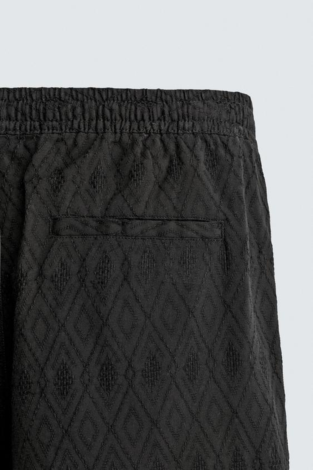 ZARA ШОРТЫ REGULAR FIT С ГЕОМЕТРИЧЕСКИМ ЖАККАРДОВЫМ УЗОРОМ, ЧЕРНЫЙ