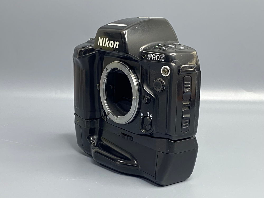 Nikon F90X + Nikon MB-10