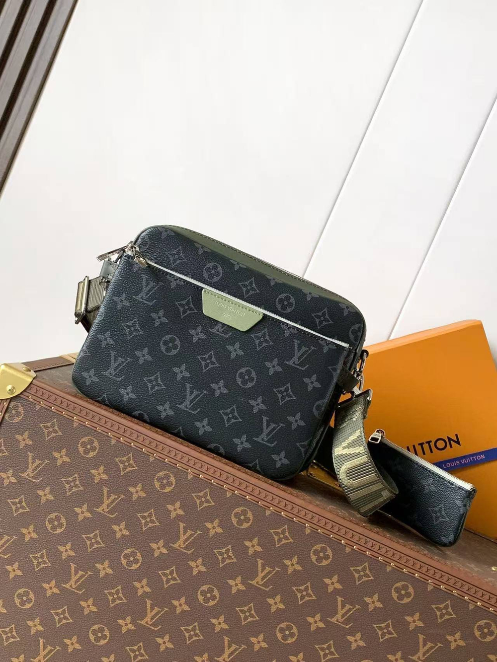 Сумка через плечо/мессенджер Louis Vuitton Trio