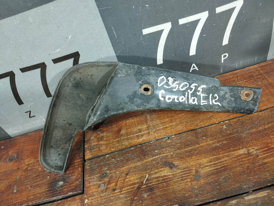 Брызговик передний правый Toyota  Corolla (E120) 00-07 Б/У Оригинал 7662102110