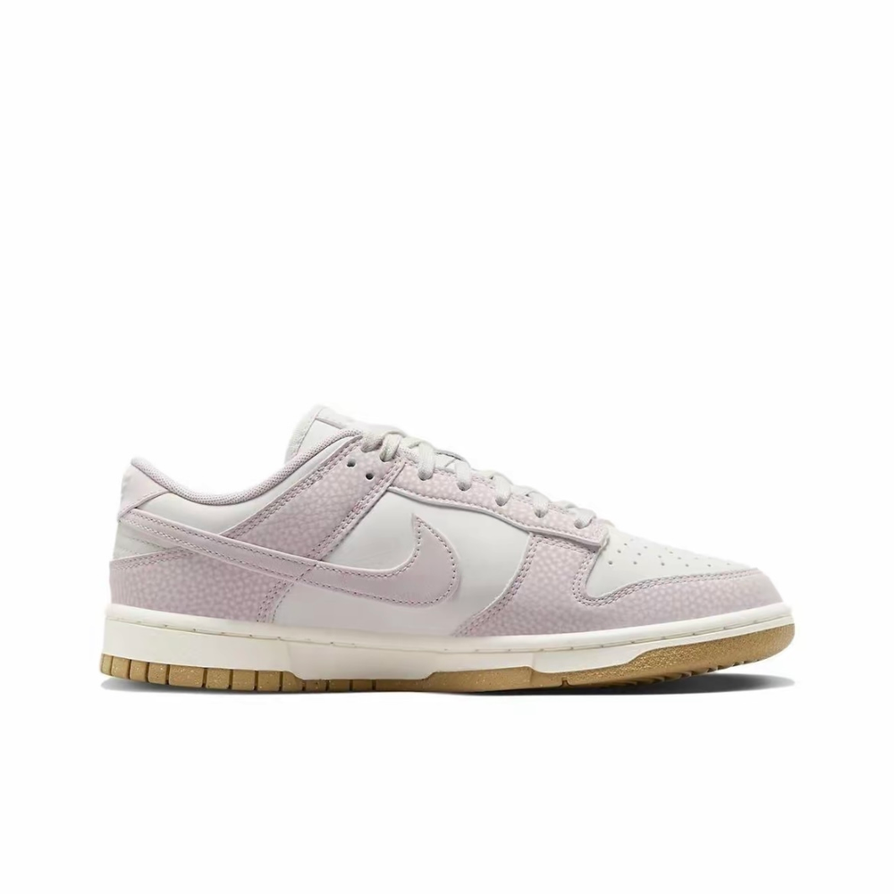 alt="Nike Dunk Low Premium Next Nature Platinum Violet FN6345-001 светло-серые с фиолетовым вид сбоку на белом фоне"