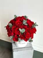 Цветочная коробка из красных кустовых роз и эвкалипта размер S