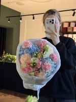 Букет из гортензии, кустовых роз, диантусов и лизиантуса