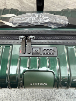 Дорожный чемодан Rimowa Essential Lite