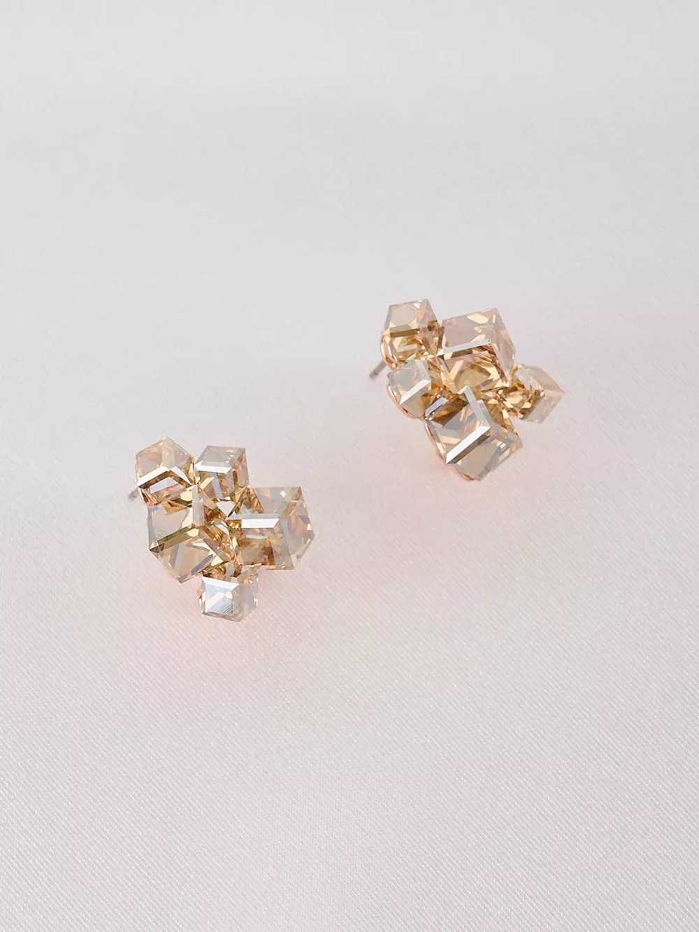 Серьги гроздья Мираж с кубиками Swarovski цвета шампань