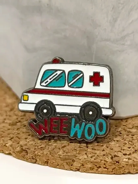 Значок медицинский "Машинка WeeWoo"