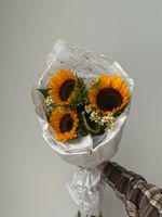 Кулек из подсолнухов и ромашки
