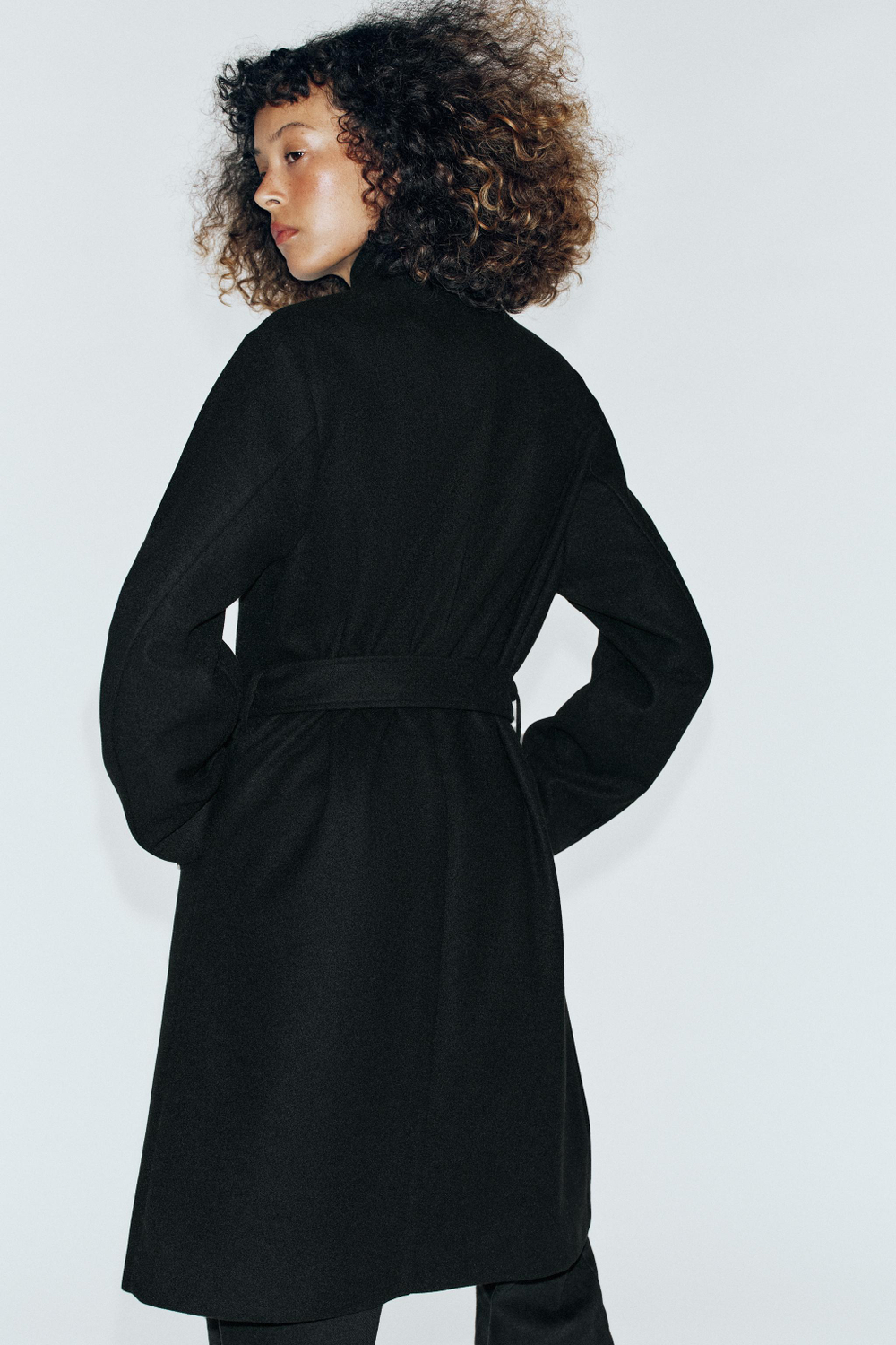 ZARA ПАЛЬТО ИЗ МЯГКОЙ ТКАНИ С ПОЯСОМ, ЧЕРНЫЙ