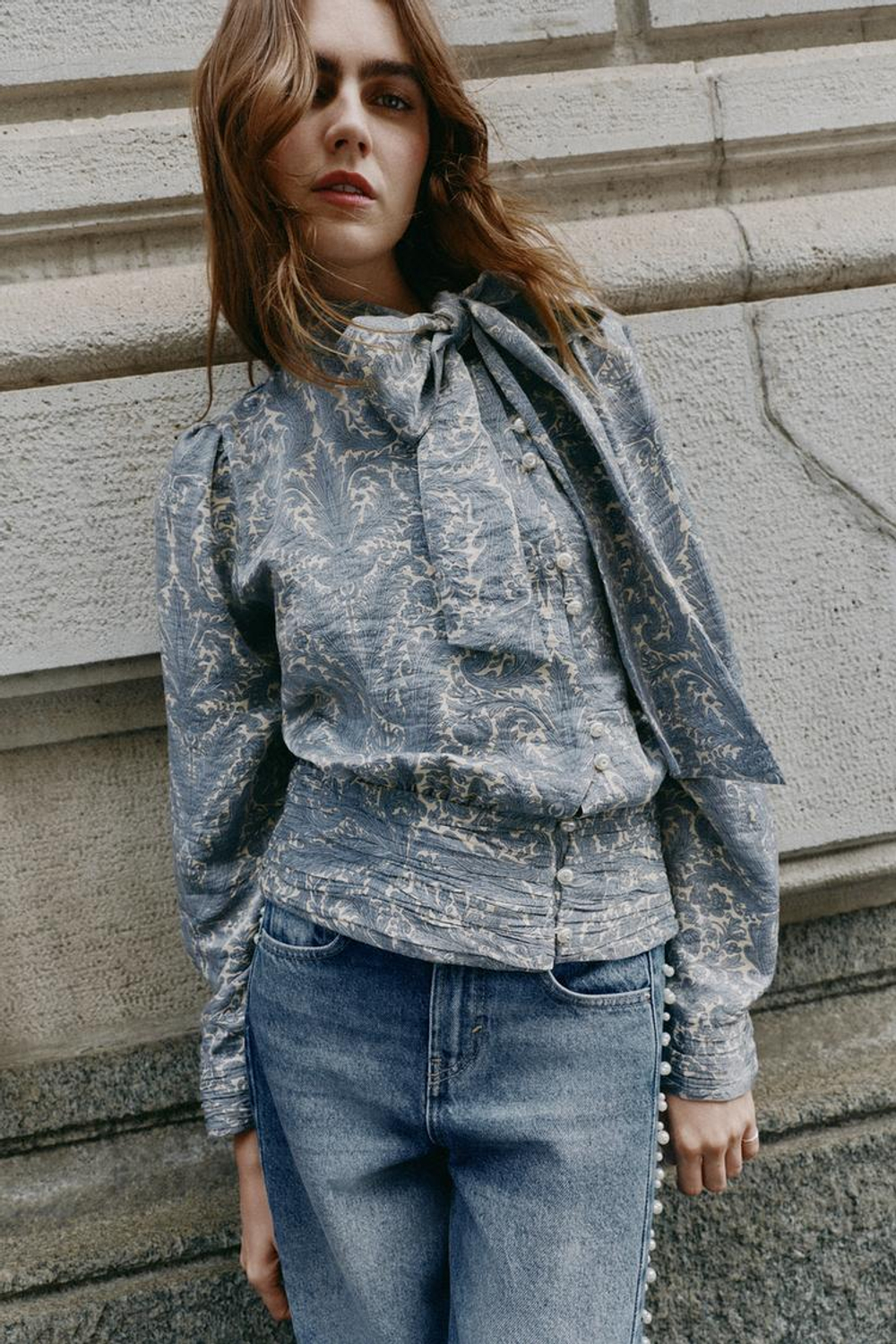 ZARA БЛУЗА С ПРИНТОМ И БАНТОМ, ЭКРЮ/СИНИЙ