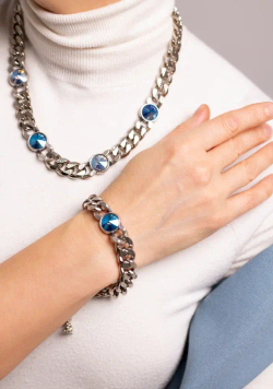 Браслет плоская цепь с голубыми кристаллами Swarovski, оттенок серебро