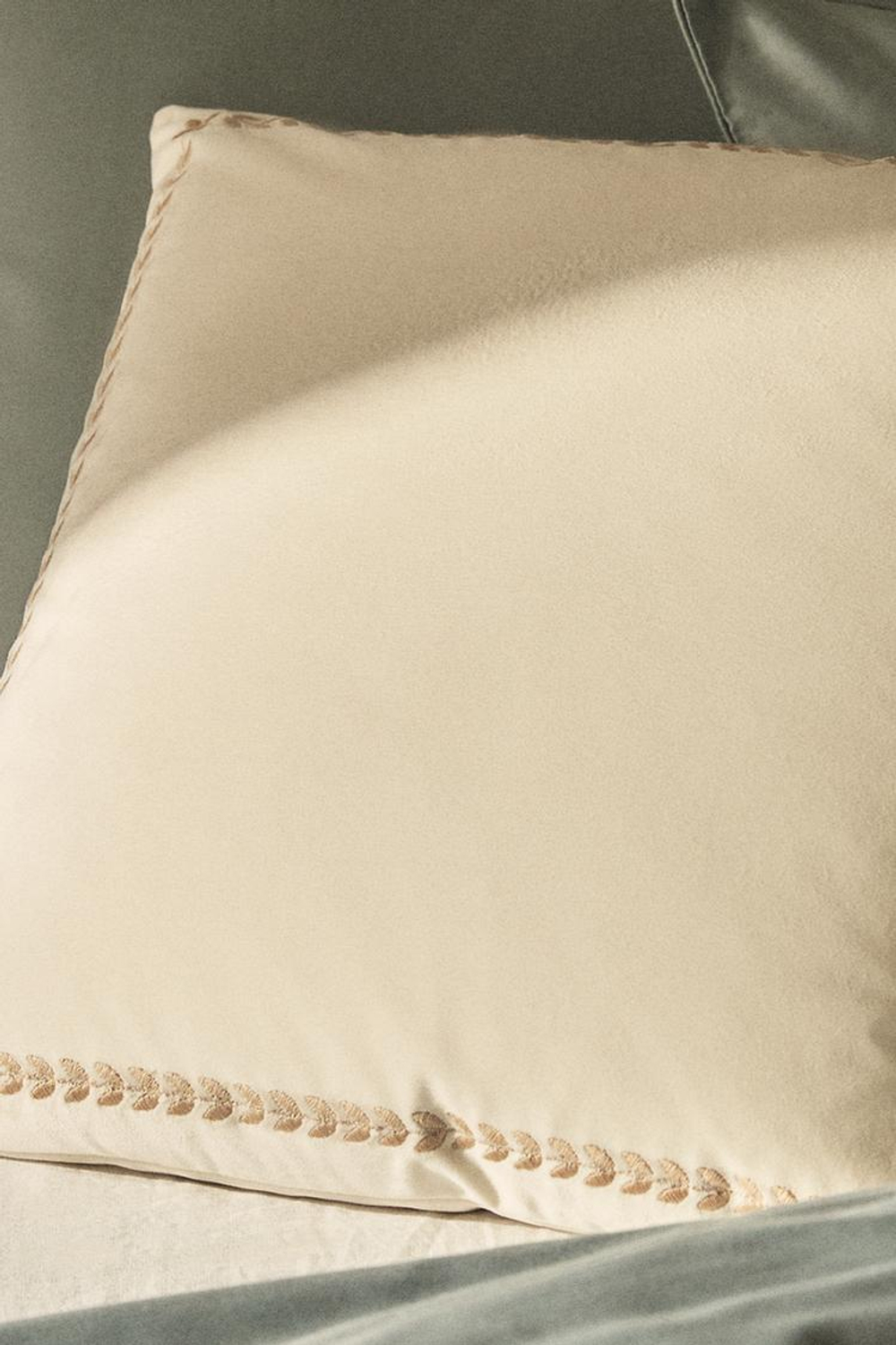 ZARA HOME ЧЕХОЛ ДЛЯ ДЕКОРАТИВНОЙ ПОДУШКИ С КОНТРАСТНОЙ КАЙМОЙ, КРЕМОВЫЙ