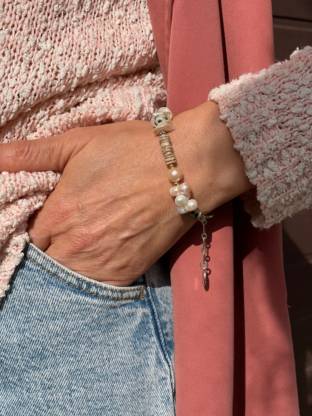 Браслет Nature Bijoux, Copenhague, с жемчугом, аметистом, яшмой, розовым кварцем и морской раковиной. Регулировка длины.