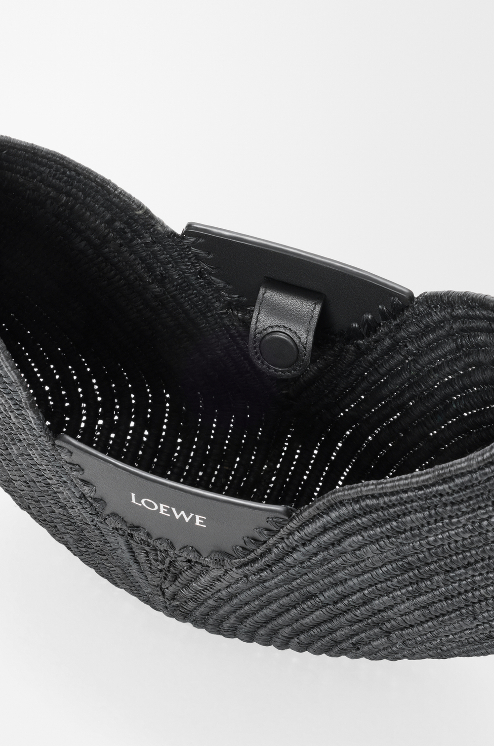 Loewe Сумка среднего размера Swing из рафии и телячьей кожи, черный