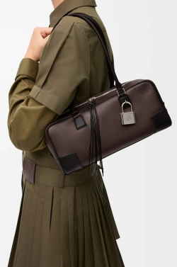 Loewe Укороченная сумка Amazona 31 из классической телячьей кожи, темно-каштановый