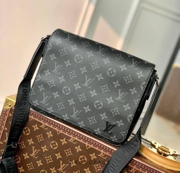 Сумка-мессенджер серая с чёрными деталями от Louis Vuitton District PM BP5-481124