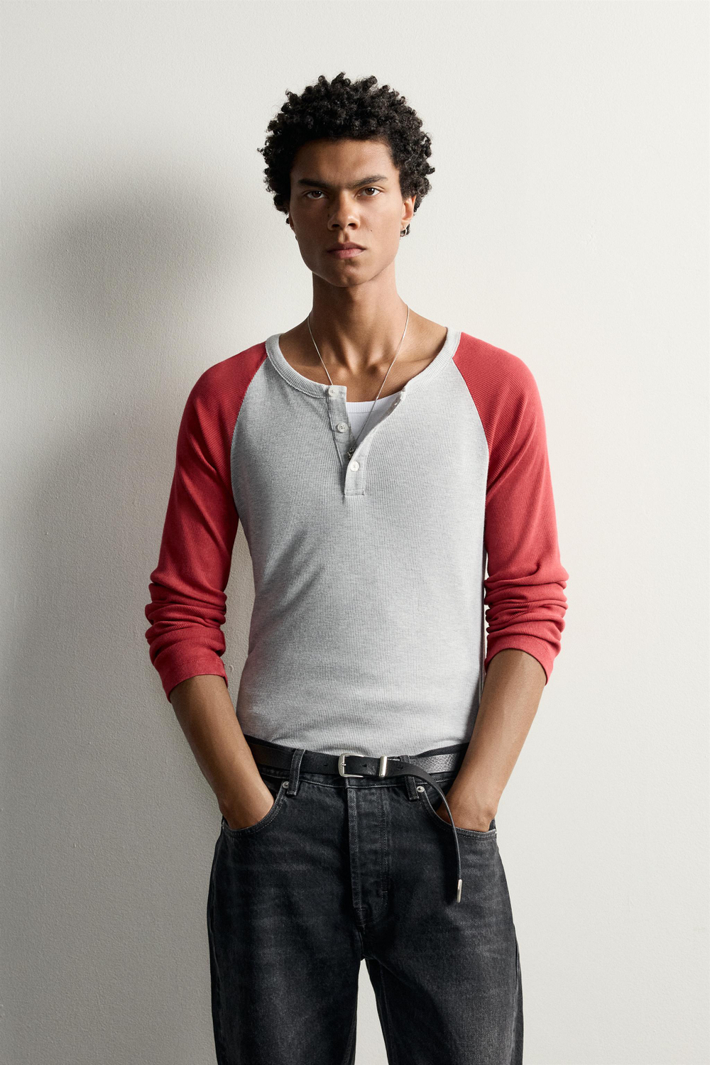 ФУТБОЛКА SLIM FIT КОЛОР-БЛОК — ZARA