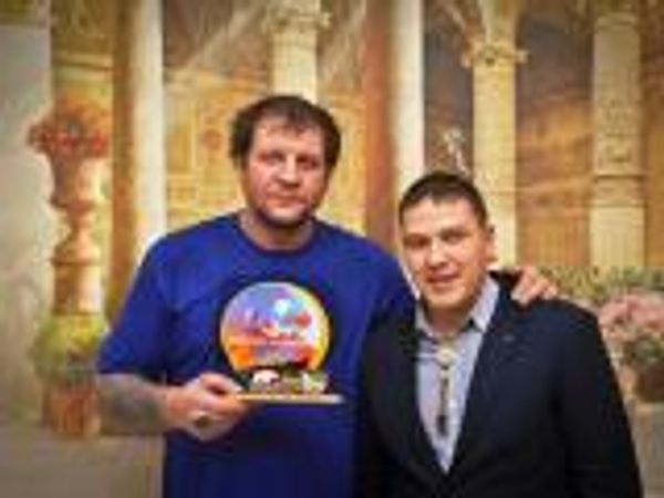 Александр Емельяненко получил сувенир из бивня мамонта от компании "Легенды Сибири" Александр Емельяненко получил сувенир из бивня мамонта от компании "Легенды Сибири"